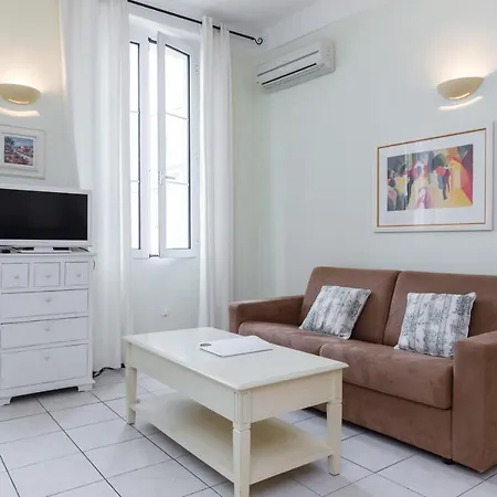 Sleeps 4 Air Con Wifi דירה קאן