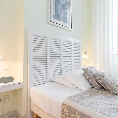 Sleeps 4 Air Con Wifi קאן