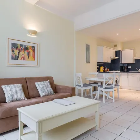 Sleeps 4 Air Con Wifi קאן